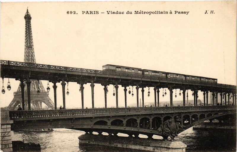 Carte postale ancienne Viaduc du Métropolitain à Passy à Paris 16e