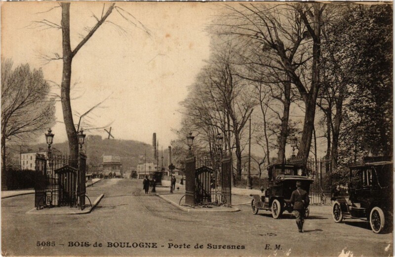 Carte postale ancienne Bois de Boulogne - Porte de Suresnes à Paris 16e