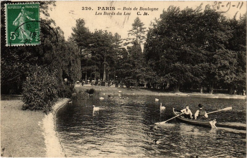 Carte postale ancienne Bois de Boulogne - Les Bords du Lac à Paris 16e
