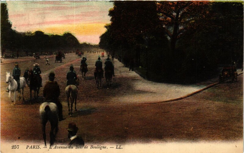 Carte postale ancienne L'Avenue du Bois de Boulogne à Paris 16e