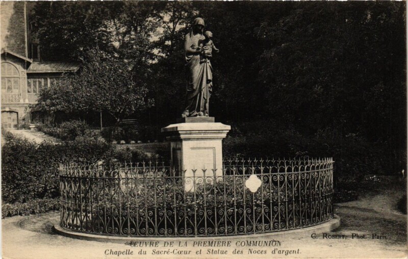 Carte postale ancienne Oeuvre de la Ière Communion - Chapelle du Sacré-Coeur et Statue des Noces d'argent à Paris 16e