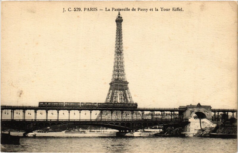 Carte postale ancienne La Passerelle de Passy et la Tour Eiffel à Paris 16e