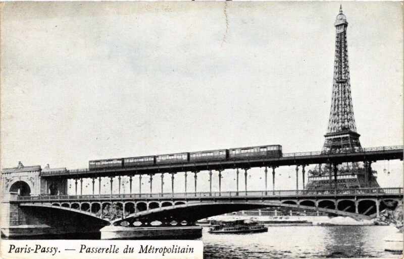 Carte postale ancienne Passy - Passerelle du Métropolitain à Paris 15e