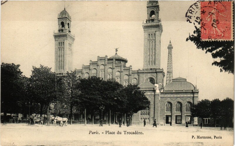 Carte postale ancienne Place du Trocadéro à Paris 16e