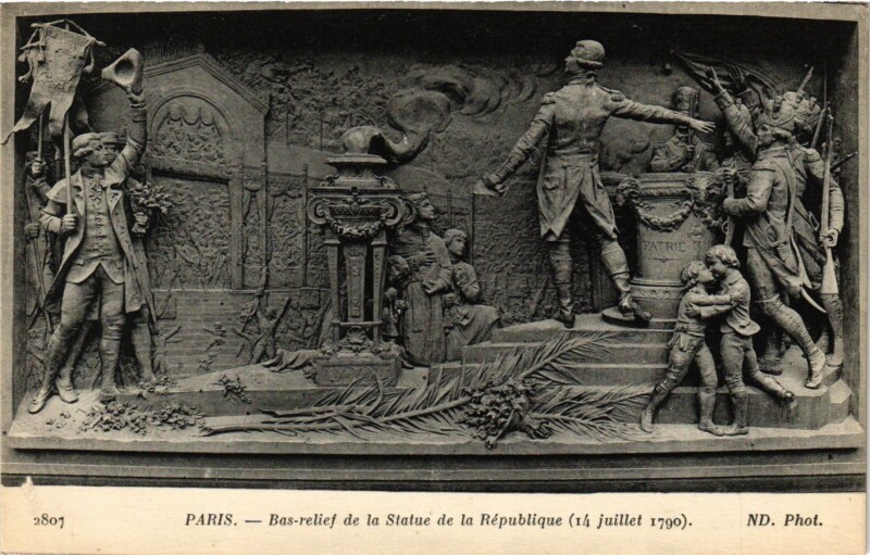 Carte postale ancienne Paris 11e Paris-Bas-relief de la Statue de la République à Paris 11e