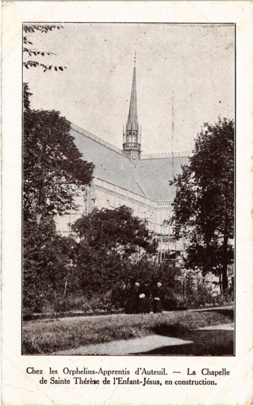 Carte postale ancienne Chez les Orphelins-Apprentis d'Auteuil - La Chapelle de Sainte Thérèse de l'Enfant-Jésus, en construction à Paris 16e