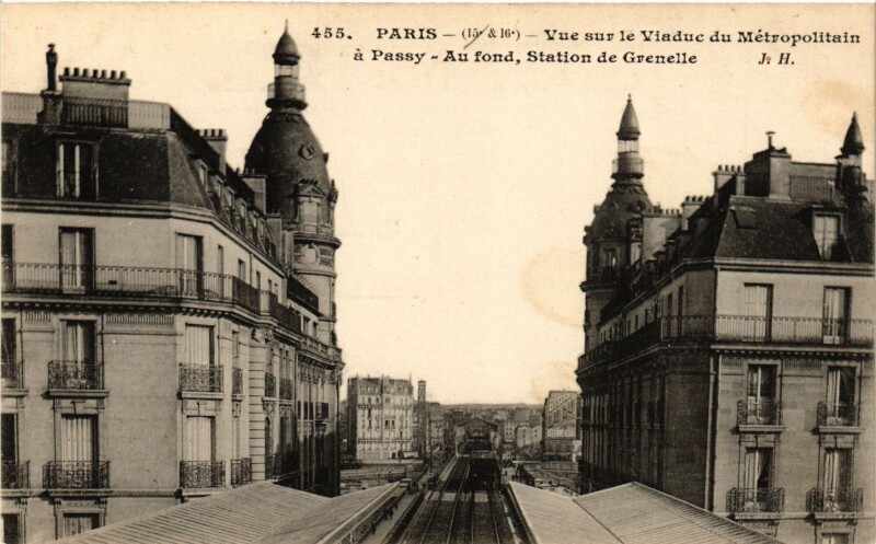 Carte postale ancienne Vue sur le Viaduc du Métropolitain à Passy - Au fond, Station de Grenelle à Paris 16e