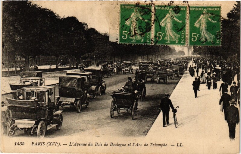 Carte postale ancienne L'Avenue du Bois de Boulogne et l'Arc de Triomphe à Paris 16e