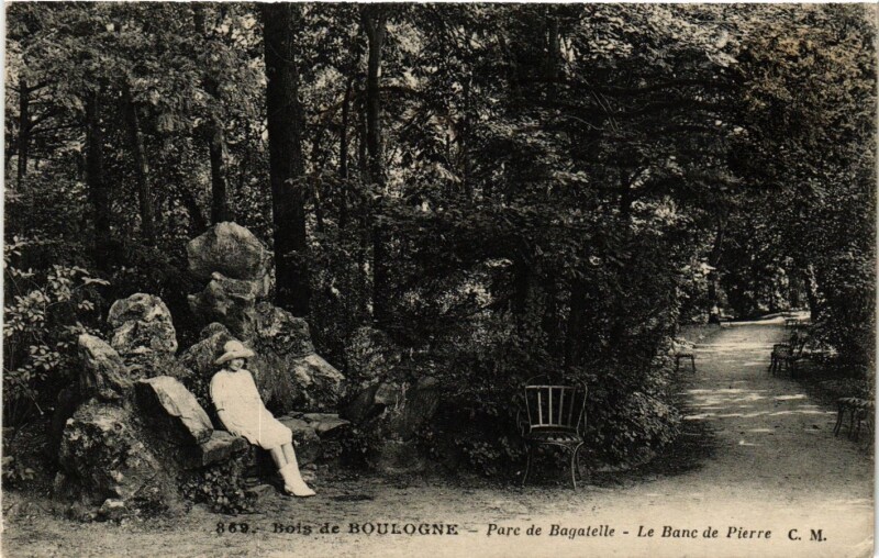Carte postale ancienne Bois de Boulogne - Parc de Bagatelle - Le Banc de Pierre à Paris