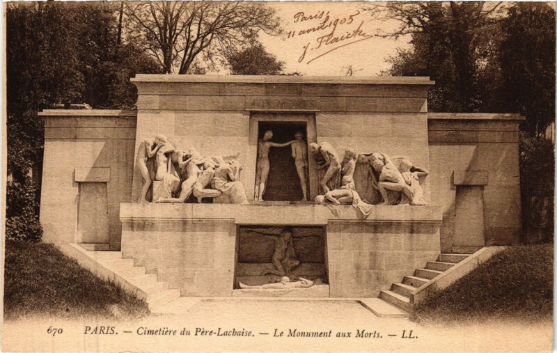Carte postale ancienne Cimetière du Père-Lachaise - Monument aux Morts à Paris 20e