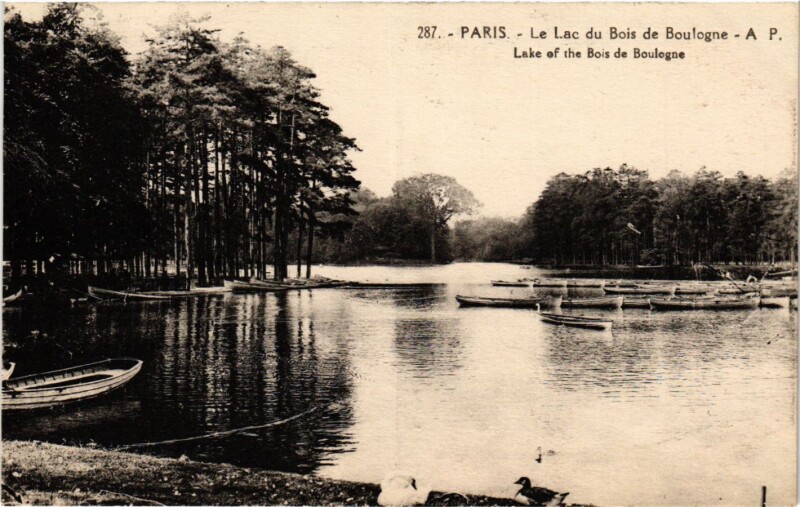 Carte postale ancienne Le Lac du Bois de Boulogne à Paris 16e