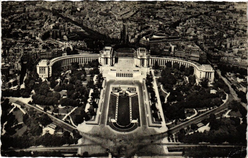 Carte postale ancienne Le Palais de Chaillot vu de la Tour Eiffel à Paris 7e