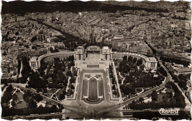 Carte postale ancienne Vue panoramique vers le Palais de Chaillot à Paris 7e
