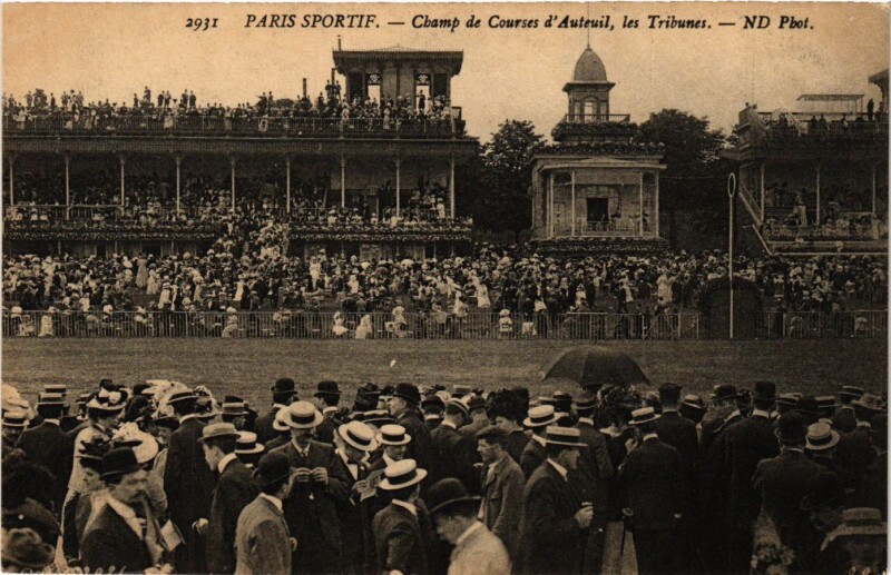 Carte postale ancienne Champ de Courses d'Auteuil, les Tribunes à Paris 16e