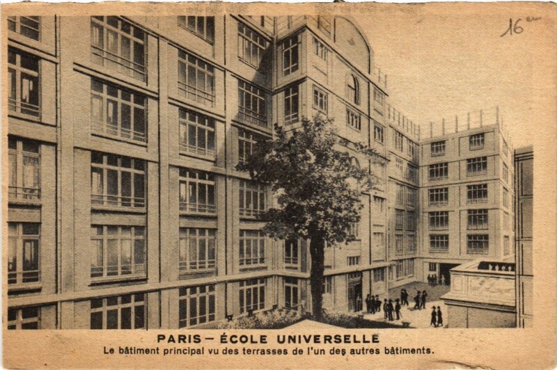 Carte postale ancienne Ecole Universelle - Le bâtiment principal vu des terrasses de l'un des autres bâtiments à Paris 16e