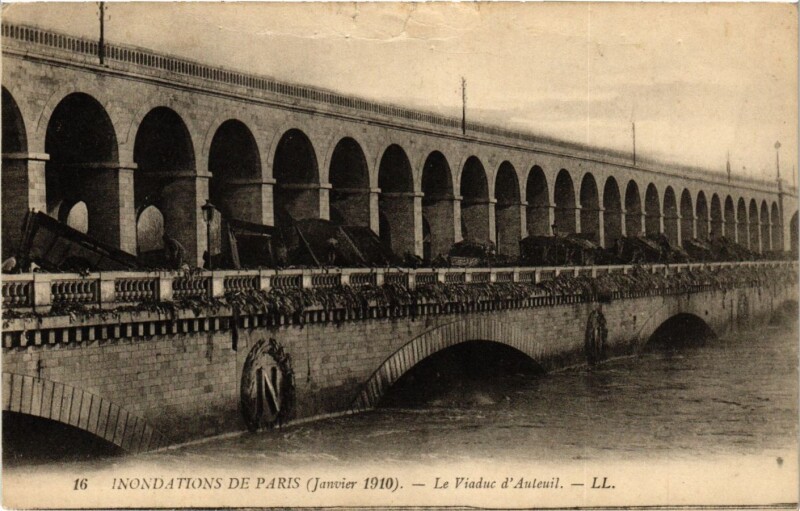Carte postale ancienne Inondations de Paris - Le Viaduc d'Auteuil à Paris 16e