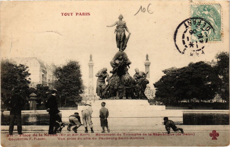 Carte postale ancienne Paris 11e Paris-La Place de Nation-Monument du Triomphe à Paris 11e