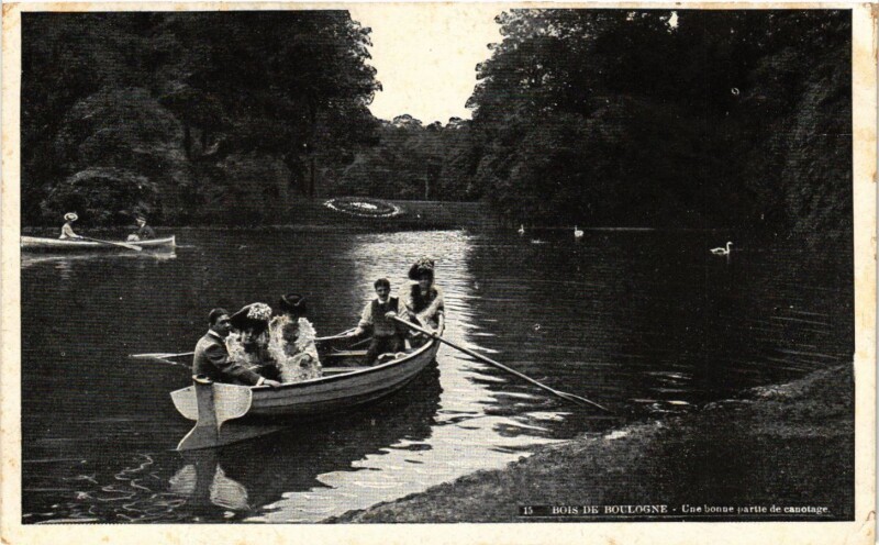 Carte postale ancienne Bois de Boulogne - Une bonne partie de canotage à Paris