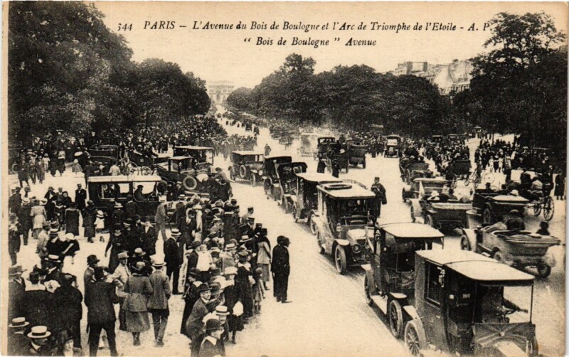 Carte postale ancienne L'Avenue du Bois de Boulogne et l'Arc de Triomphe de l'Etoile à Paris 16e