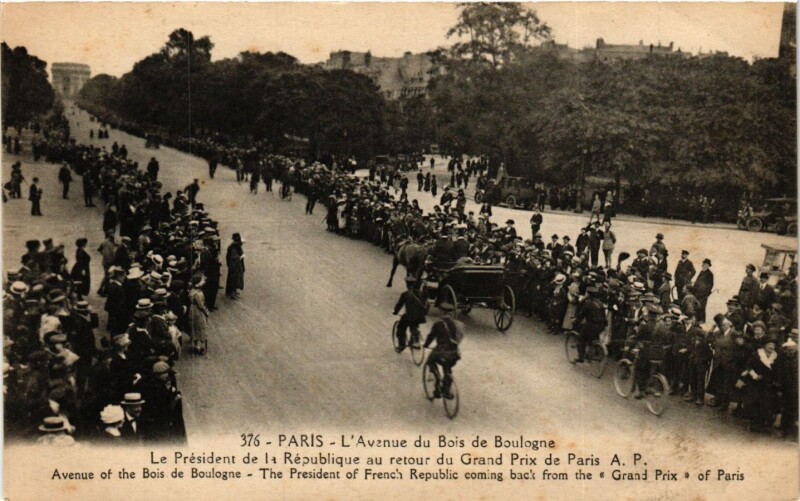 Carte postale ancienne L'Avenue du Bois de Boulogne - Le Président de la République au retour du Grand Prix de Paris à Paris 16e