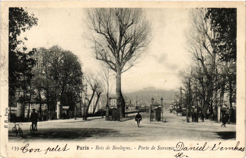 Carte postale ancienne Bois de Boulogne - Porte de Suresnes à Paris 16e