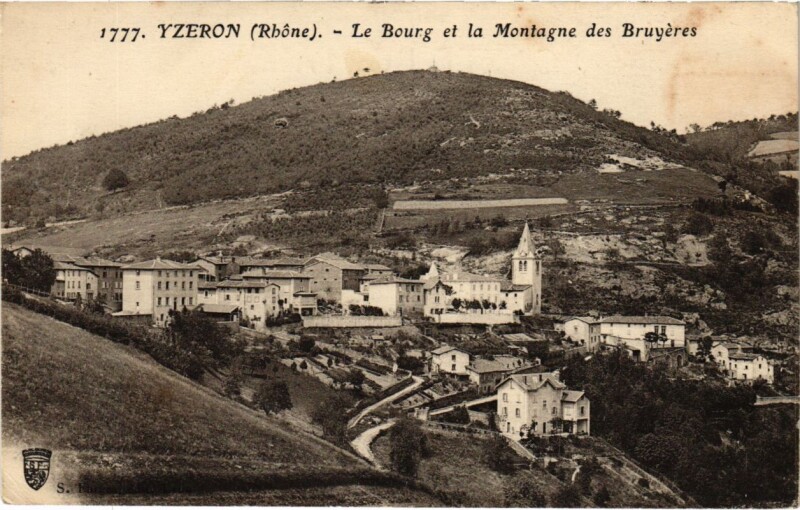 Carte postale ancienne Yzeron - Le Bourg et la Montagne des Bruyeres à Yzeron