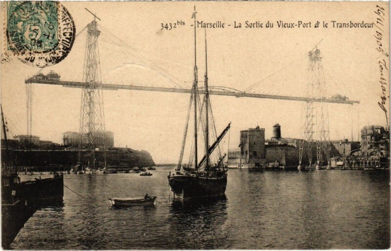 Carte postale ancienne Marseille La Sortie du Vieux-Port et le Transbordeur à Marseille