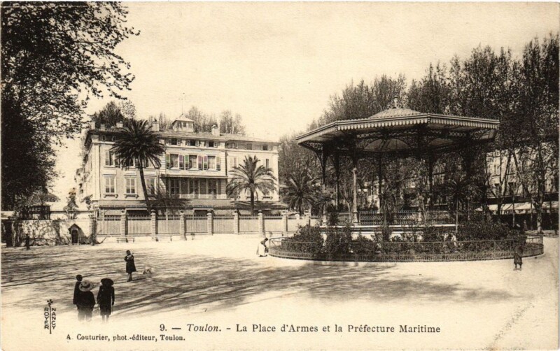 Carte postale ancienne Toulon La Place d'Armes et la Préfecture Maritime à Toulon