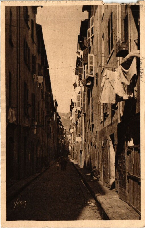 Carte postale ancienne Toulon Une Rue du vieux quartier à Toulon