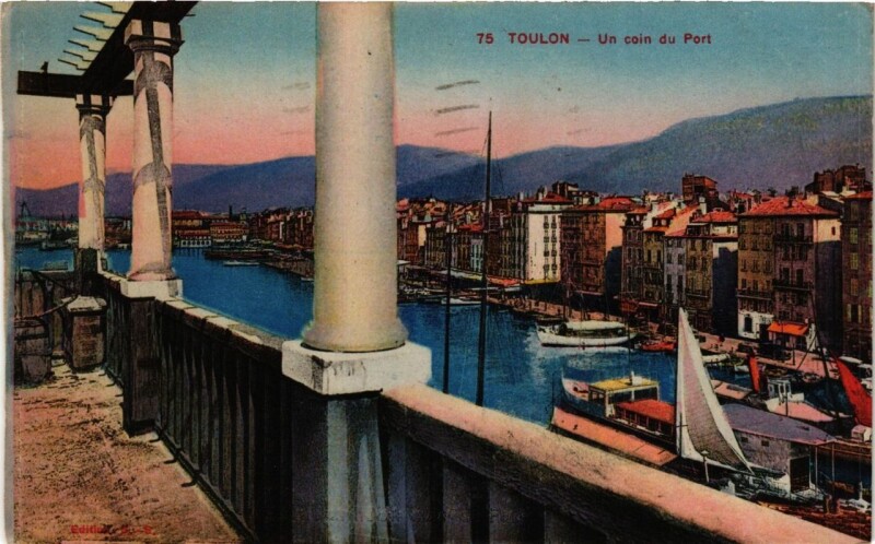 Carte postale ancienne Toulon Un Coin du Port à Toulon