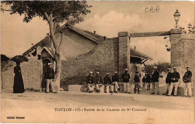 Carte postale ancienne Toulon Entrée de la Caserne du 8e Colonial à Toulon