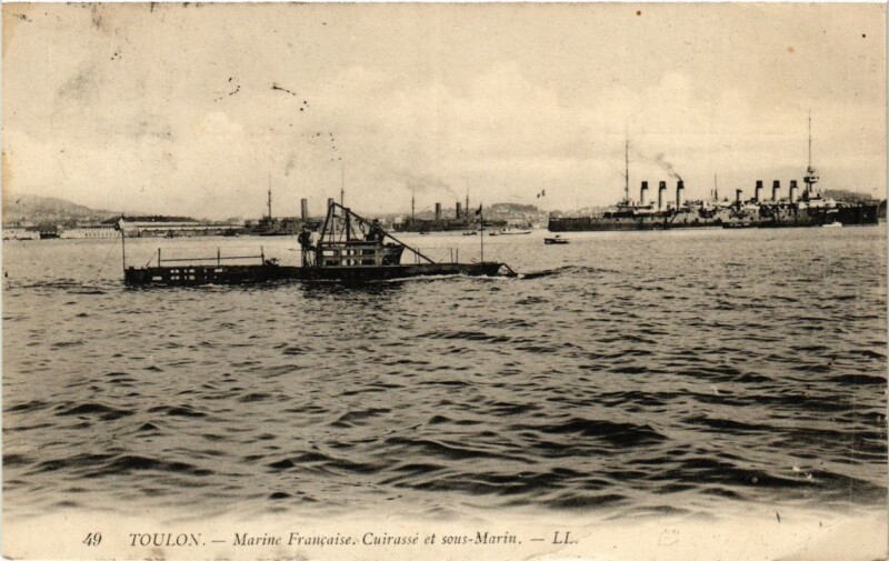 Carte postale ancienne Toulon Marine Francaise-Cuirassé et sous Marin à Toulon