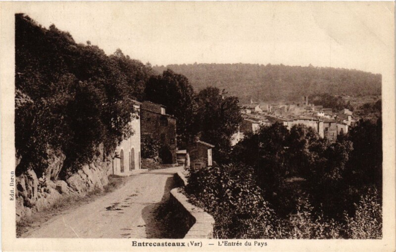 Carte postale ancienne Entrecasteaux - L'Entrée du Pays à Entrecasteaux