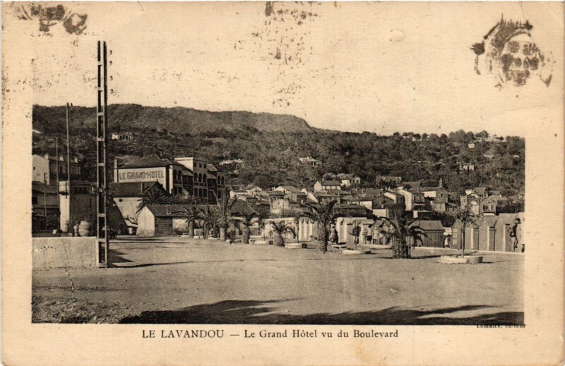 Carte postale ancienne Le Lavandou - Le Grand Hotel au Lavandou