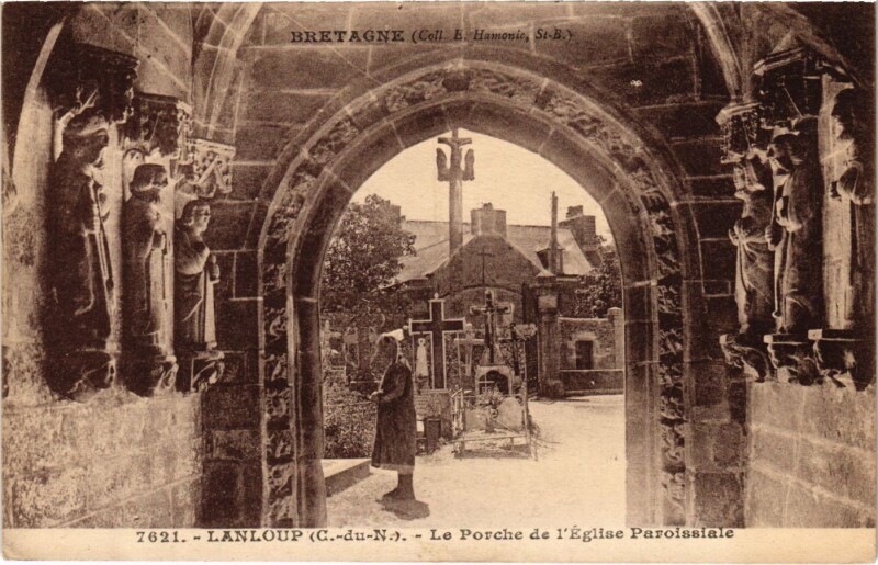 Carte postale ancienne Lanloup - Le Porche de l'Eglise Paroissiale à Lanloup