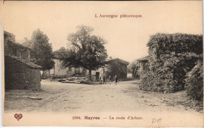 Carte postale ancienne Mayres La Route d'Arlanc à Arlanc
