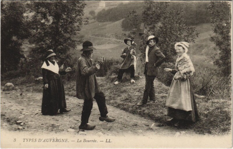 Carte postale ancienne Types d'Auvergne La Bourree