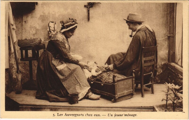Carte postale ancienne Les Auvergnates Chez Eux - Un Jeune Menage