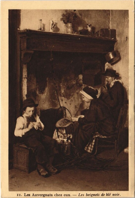 Carte postale ancienne Les Auvergnates Chez Eux - Les Beignets de Ble Noir