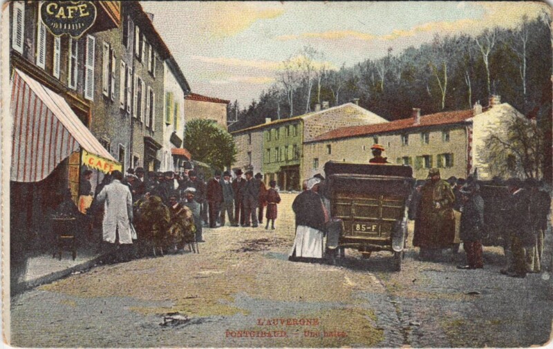 Carte postale ancienne Pontgibaud Street Scene with Auto à Pontgibaud