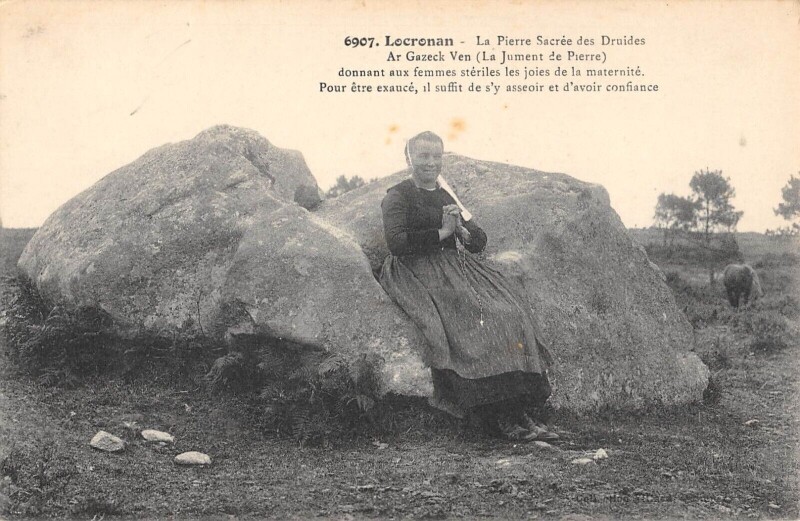 Carte postale ancienne Locronan - La Pierre Sacree Des Druides - Ar Gazeck Ven à Locronan