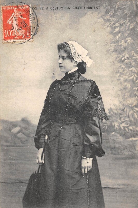 Carte postale ancienne Coiffe Et Costume De Chateaubriant