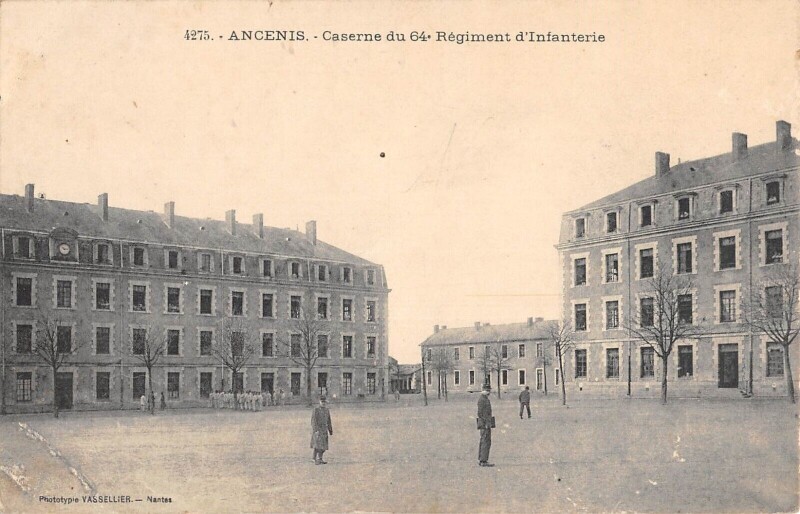 Carte postale ancienne Ancenis - Caserne Du 64e Regiment D'Infanterie
