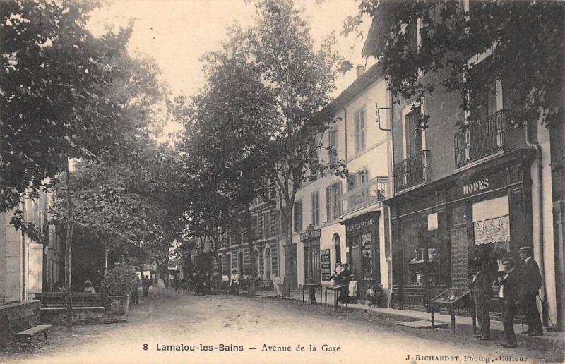 Carte postale ancienne Lamalou Les Bains - Avenue De La Gare à Lamalou-les-Bains