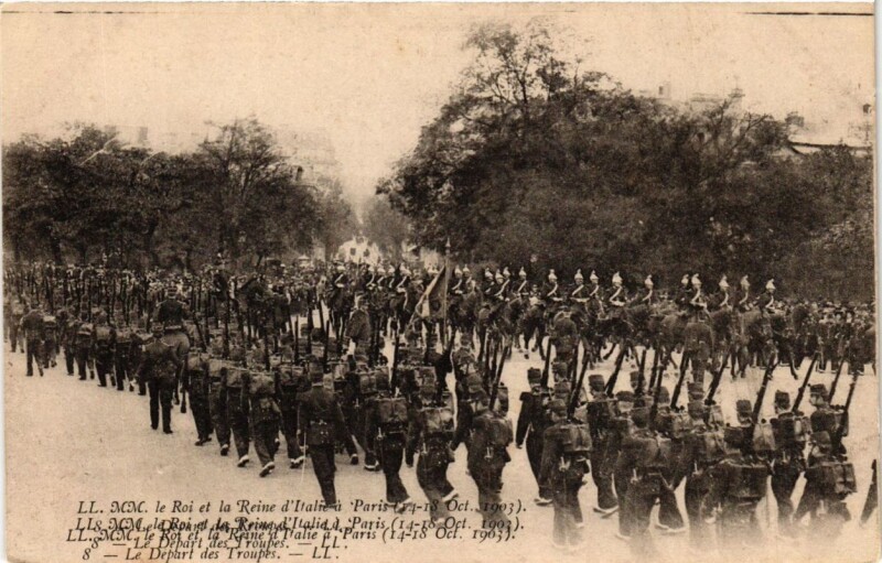 Carte postale ancienne Paris Le roi et la Reine d'Italie Le Départ des Troupes