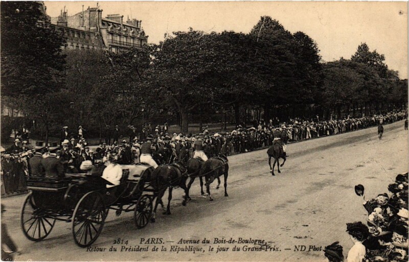 Carte postale ancienne Avenue du Bois-de-Boulogne - Retour du Président de la République, le jour du Grand Prix. à Paris 16e