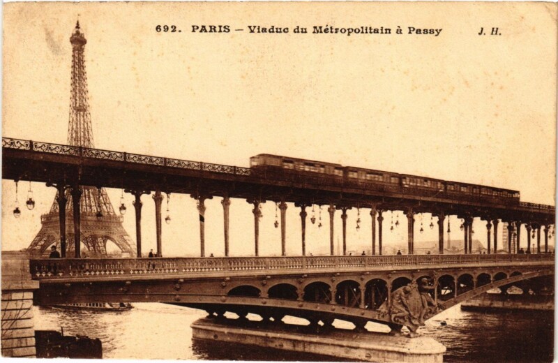 Carte postale ancienne Viaduc du Métropolitain à Passy à Paris 16e
