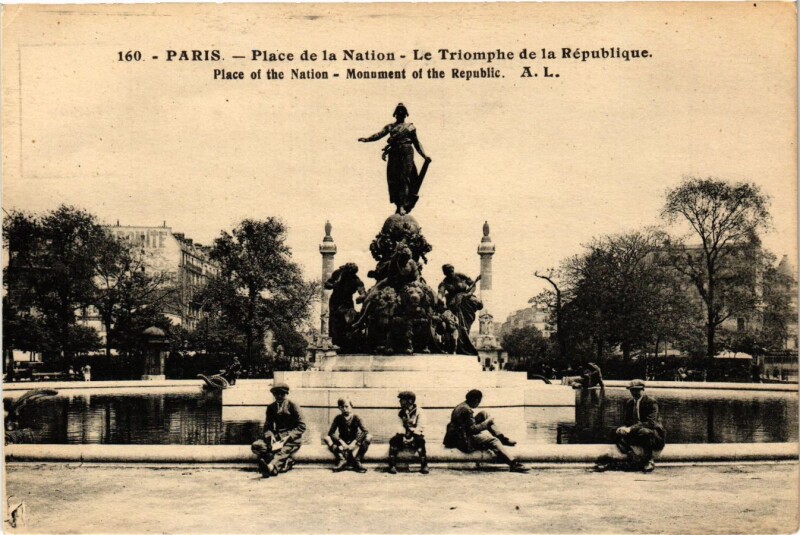 Carte postale ancienne Paris 11e Paris-Place de la Nation-Le Triomphe de la Republique à Paris 11e