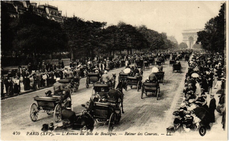 Carte postale ancienne L'Avenue du Bois de Boulogne - Retour des Courses à Paris 16e