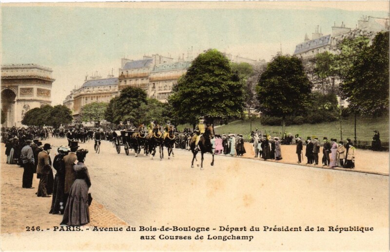 Carte postale ancienne Avenue du Bois-de-Boulogne - Départ du Président de la République aux Courses de Longchamp à Paris 16e